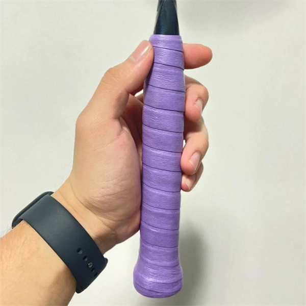Perbaiki pegangan Anda tanpa mengorbankan gaya dengan overgrips untuk raket tenis