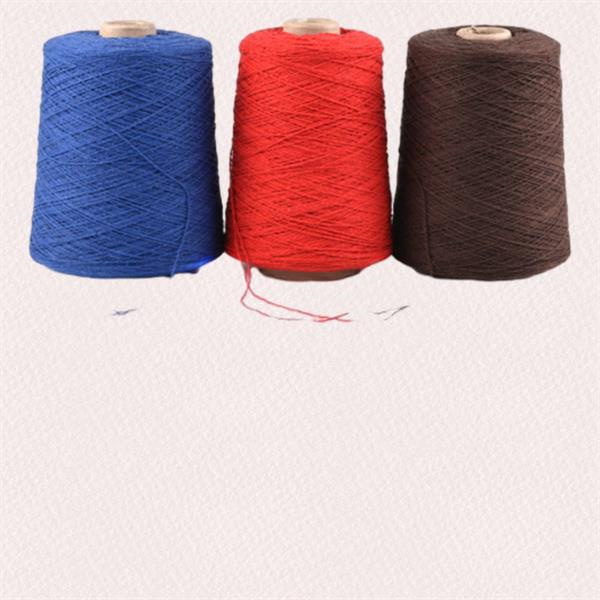 Pagsusuri sa iba't ibang sock yarn blends para sa katatagan at kagandahan