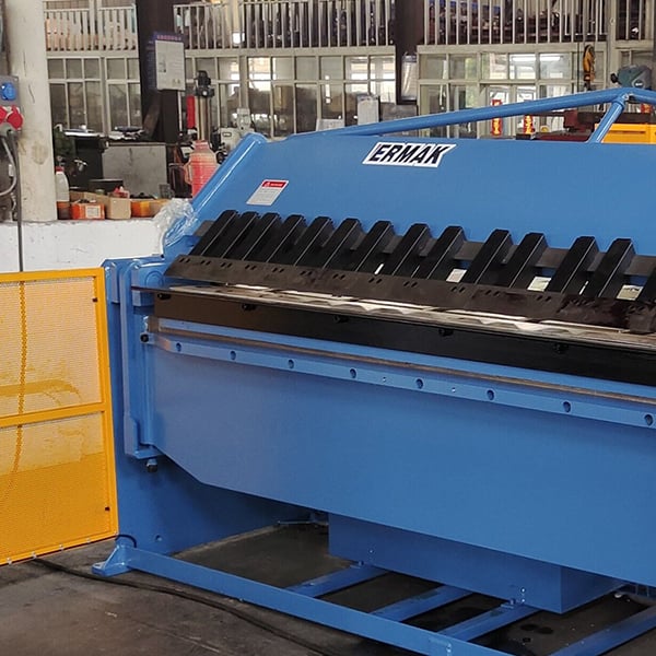 Achieving perfect bends every time with hydraulic folding machine technology