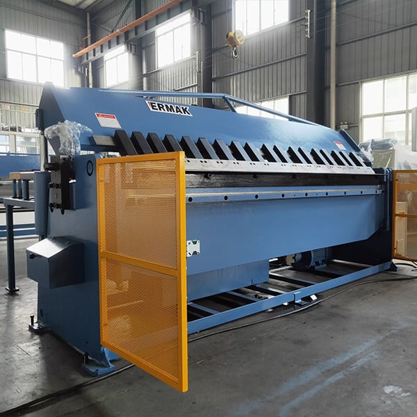 Sicurezza nell'Utilizzo delle Macchine per il Piegamento CNC