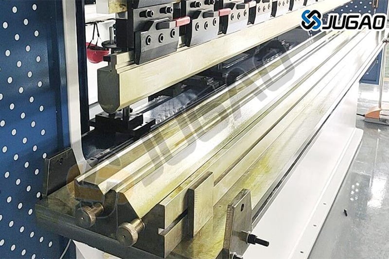 So stellen Sie eine CNC-Abkantpresse ein, um Abkantabweichungen bei Blechbiegeteilen zu beheben