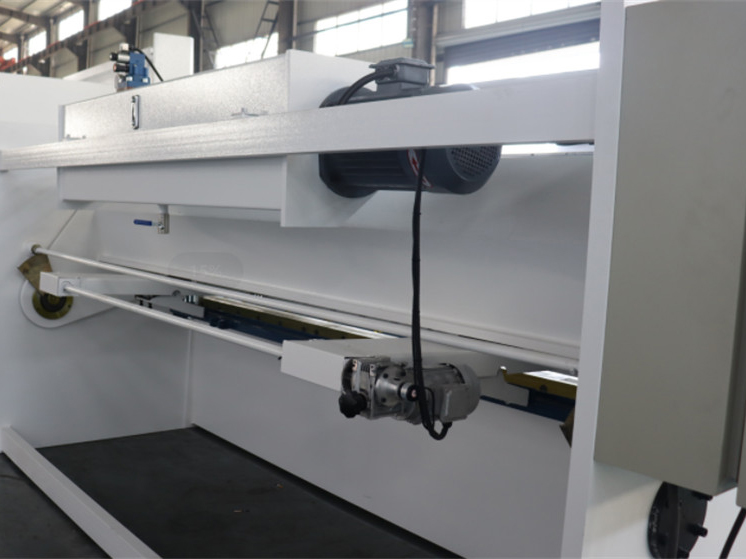 Key Precautions for Operating a Shearing Machine