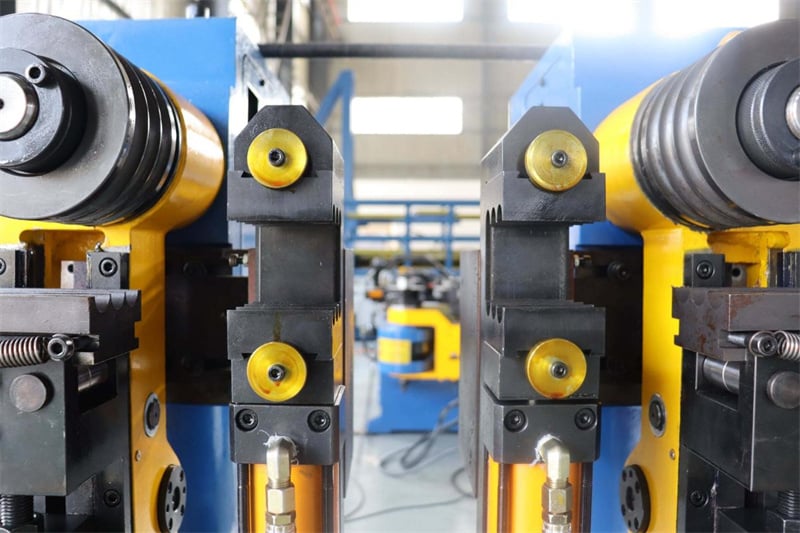 How does the temperature of a pipe bending machine affect the bending quality?