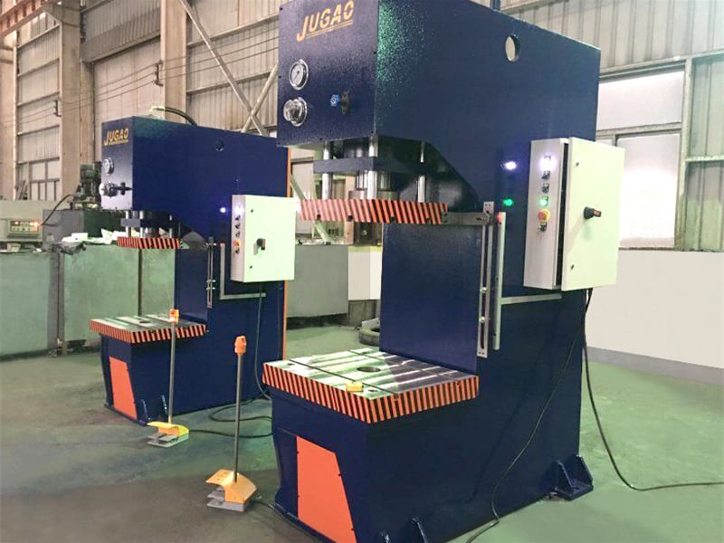 Sichere Bedienung einer einäuligen Hydraulikpresse