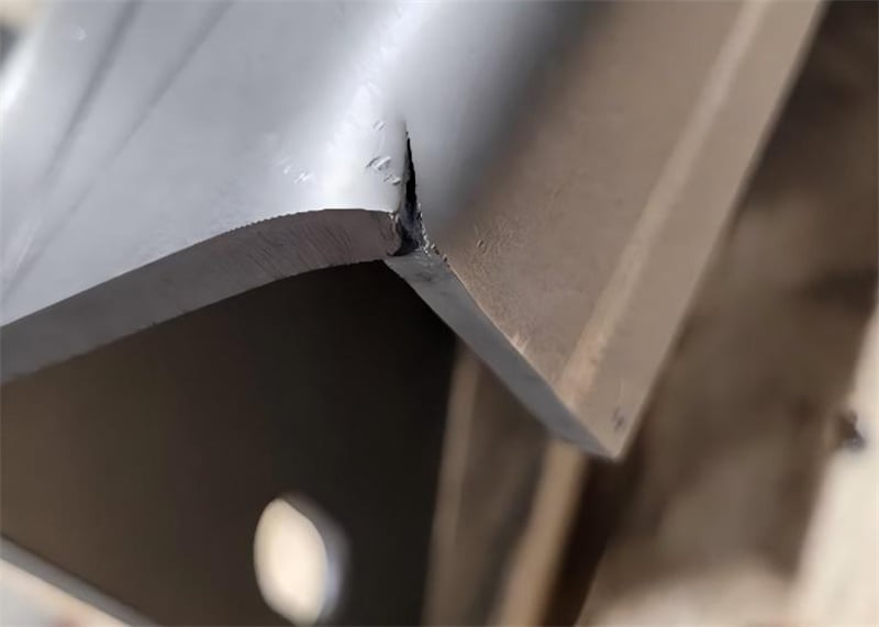 Warum treten bei der Biegung mit der Pressenbremse Risse auf?