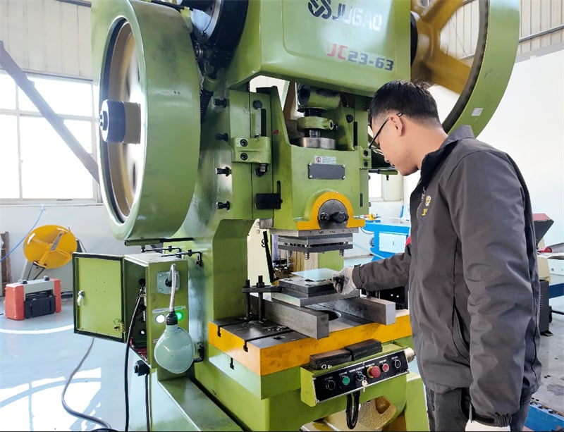 Delme Makineleri Hassas Metal Parçaları Nasıl Üretir?