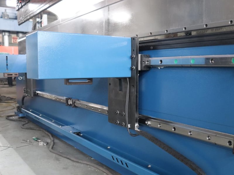 Servo idarə olunan lövhə izləyicilərinin CNC pres-qırıcılarında keyfiyyət və səmərəliliyi necə artırması