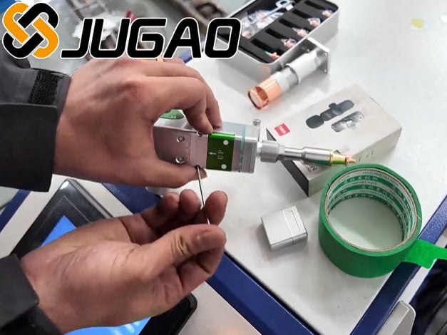 Procedura efficiente per la sostituzione dello specchio riflettente sulla testa di saldatura laser JUGAO