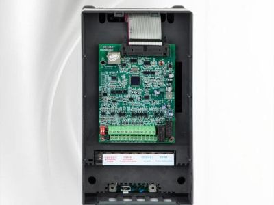 Wie integrieren netzunabhängige Solarwechselrichter sich mit Energiespeichern?