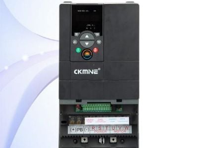 12 KW solární střídač: maximální výkon pro velké rodinné domy