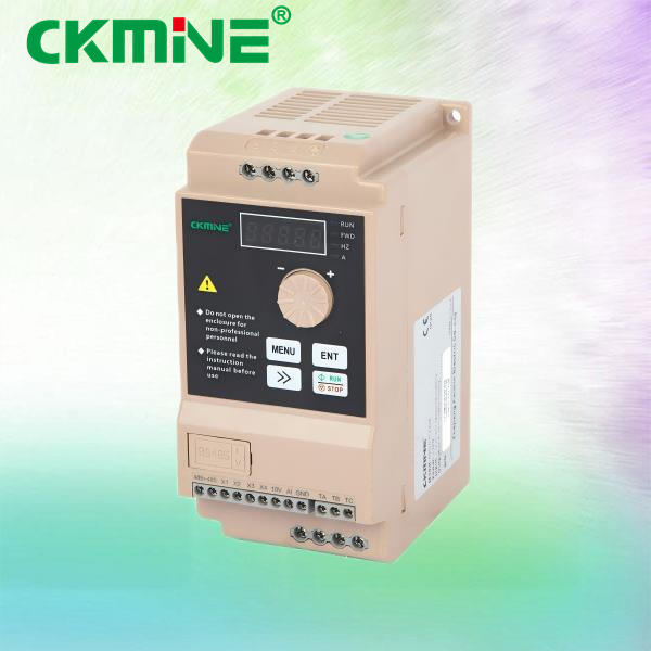 Kombination von Solarenergie und Batterie für eine 24/7-Energiedurchfluss
