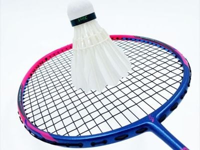 Na hioncamhacha ag Úsáid Rácáin Éadrom Badminton do Thosaigh.
