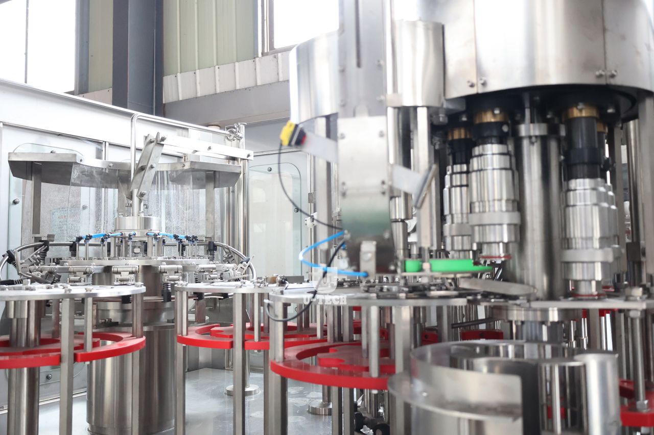 Versatile ketchup filling machine accommodates various bottle sizes and shapes