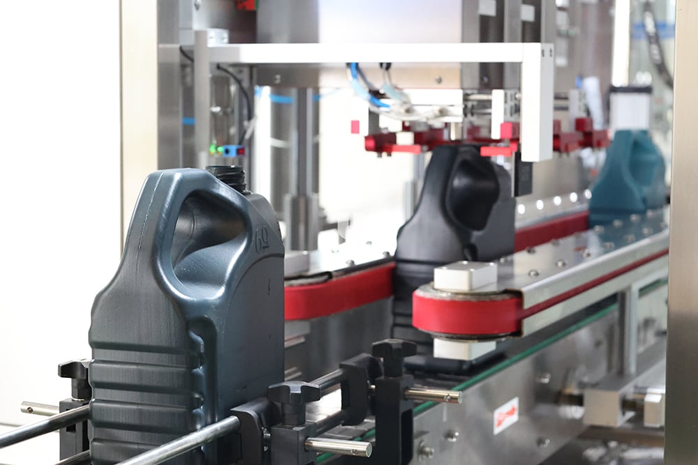 product fully automatic gear lubricants oil motor engine oil bottle filler filling capping and labeling packing machine production line-9