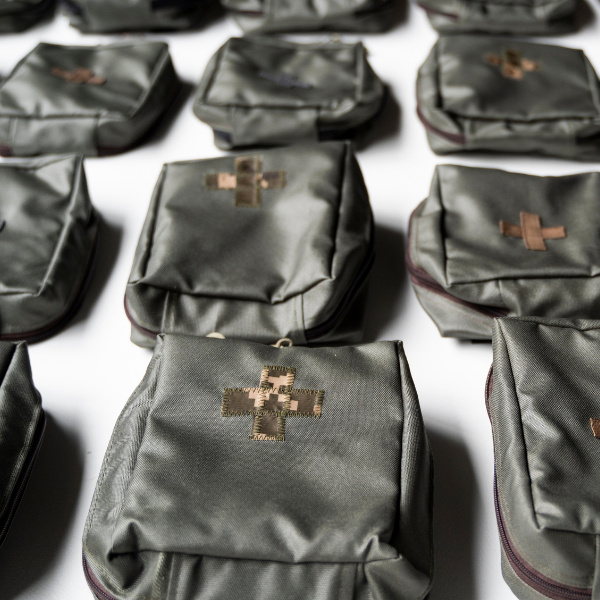 Matériel de premiers secours compact et fiable pour les missions militaires