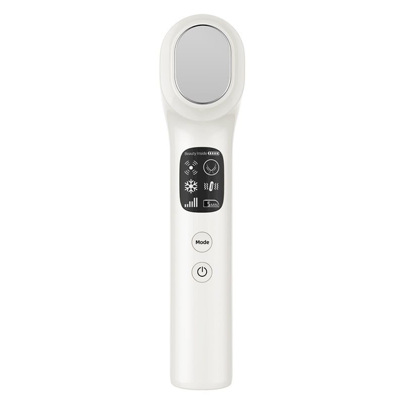 How does a beauty device with hot and cold therapy improve skin?