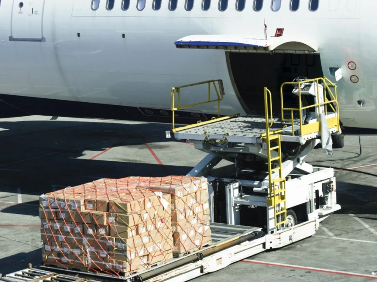 Kodėl sunku užsisakyti oro krovinių vietą ir kodėl kainos toliau auga