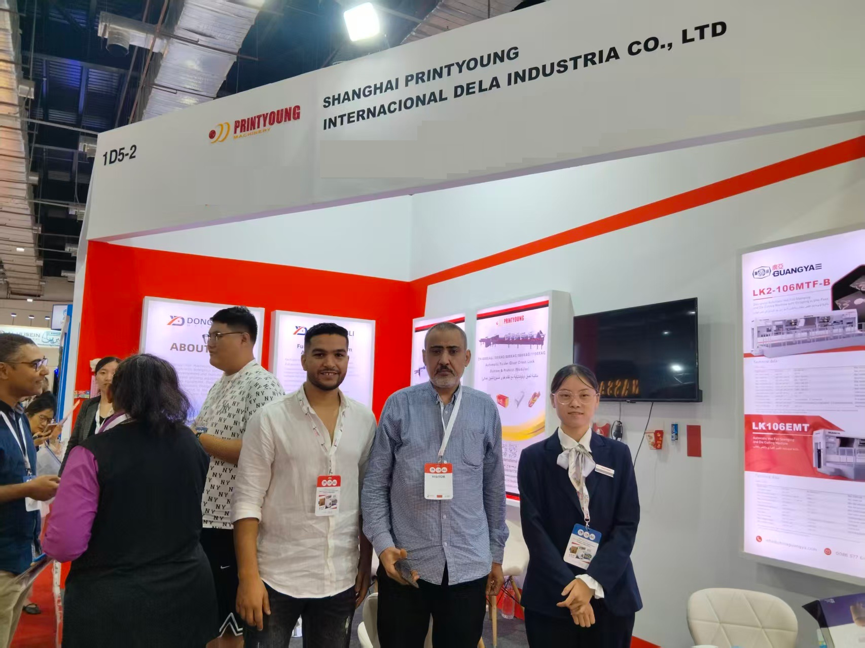 Group Photo of Customers at the Exhibition 3