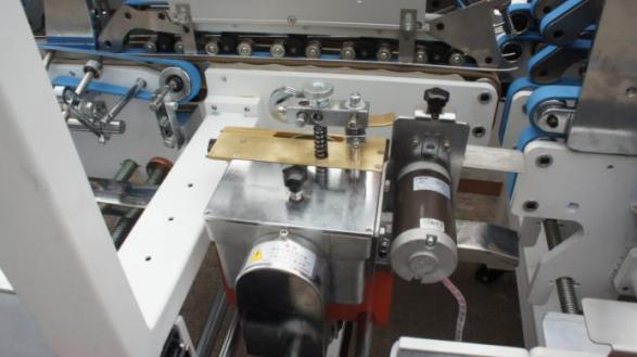 Lower gluing tank