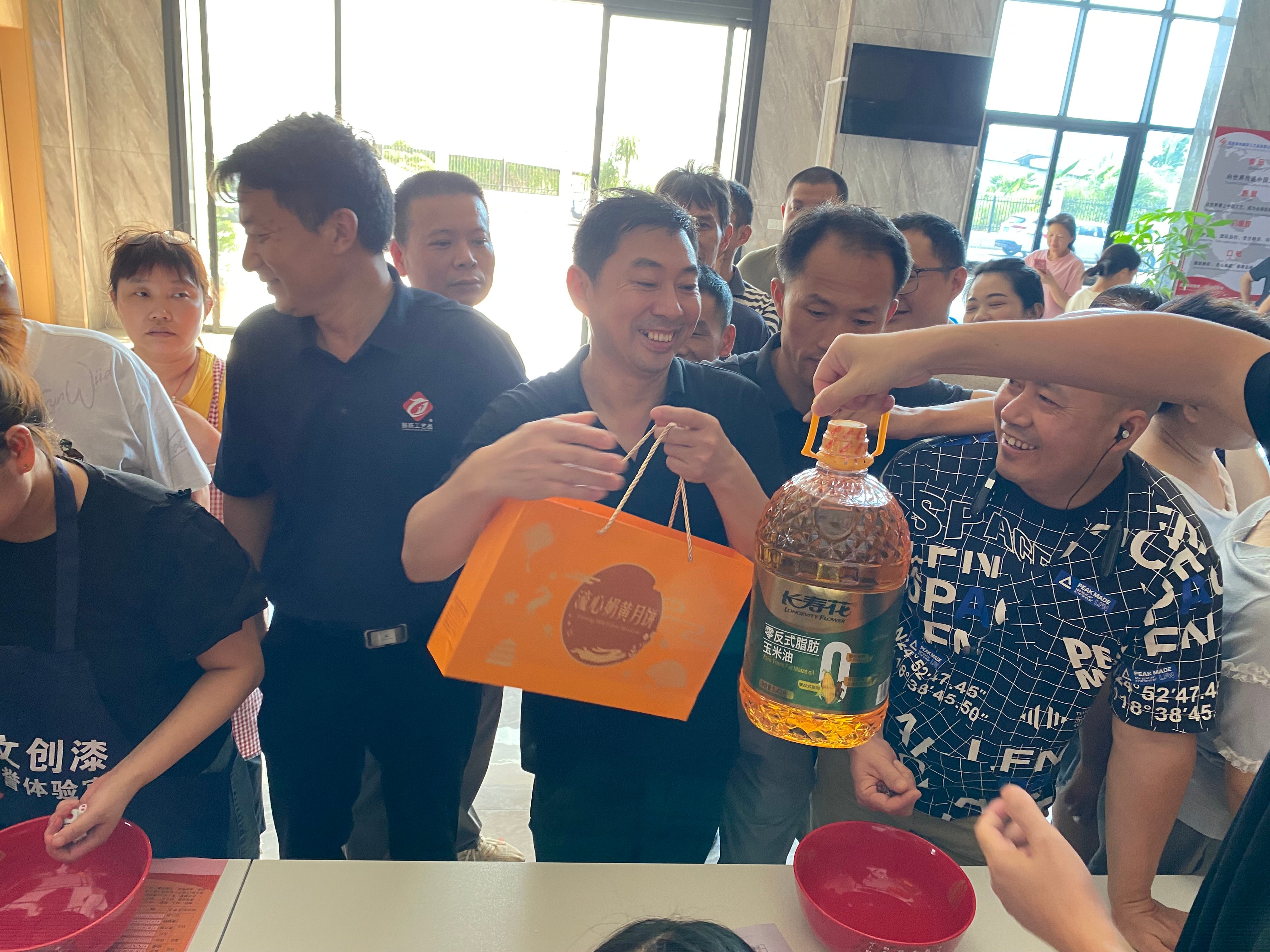 Zhenyue Arts & Crafts in Quanzhou Empowers Corporate Culture Development with Mid-Autumn Festival Culture, Humanistic Management Drives High-Quality Growth in Resin Customization Industry