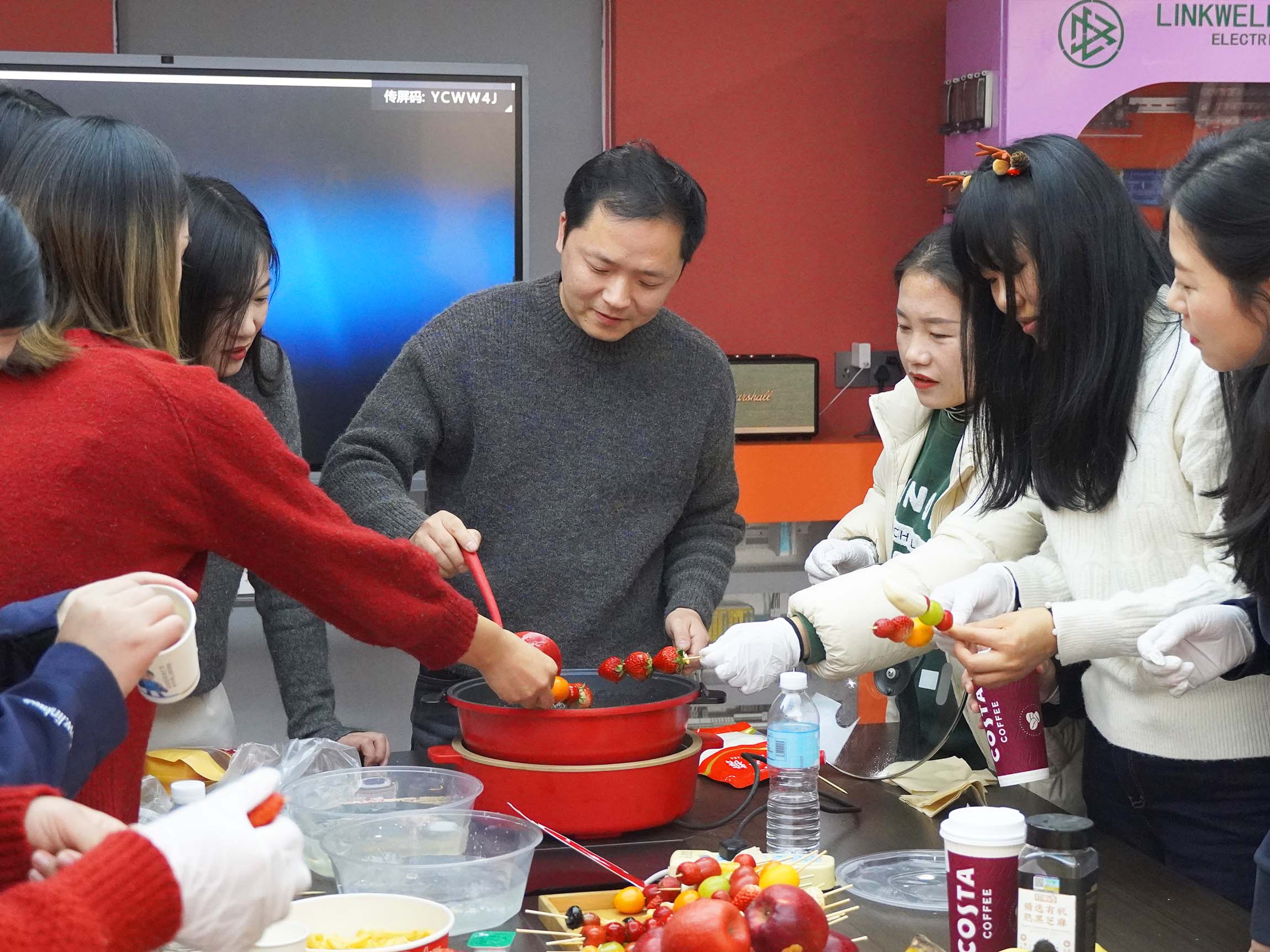 Cozy Christmas Eve: How Linkwell’s Team Turned Work Hours Into Warm Memories