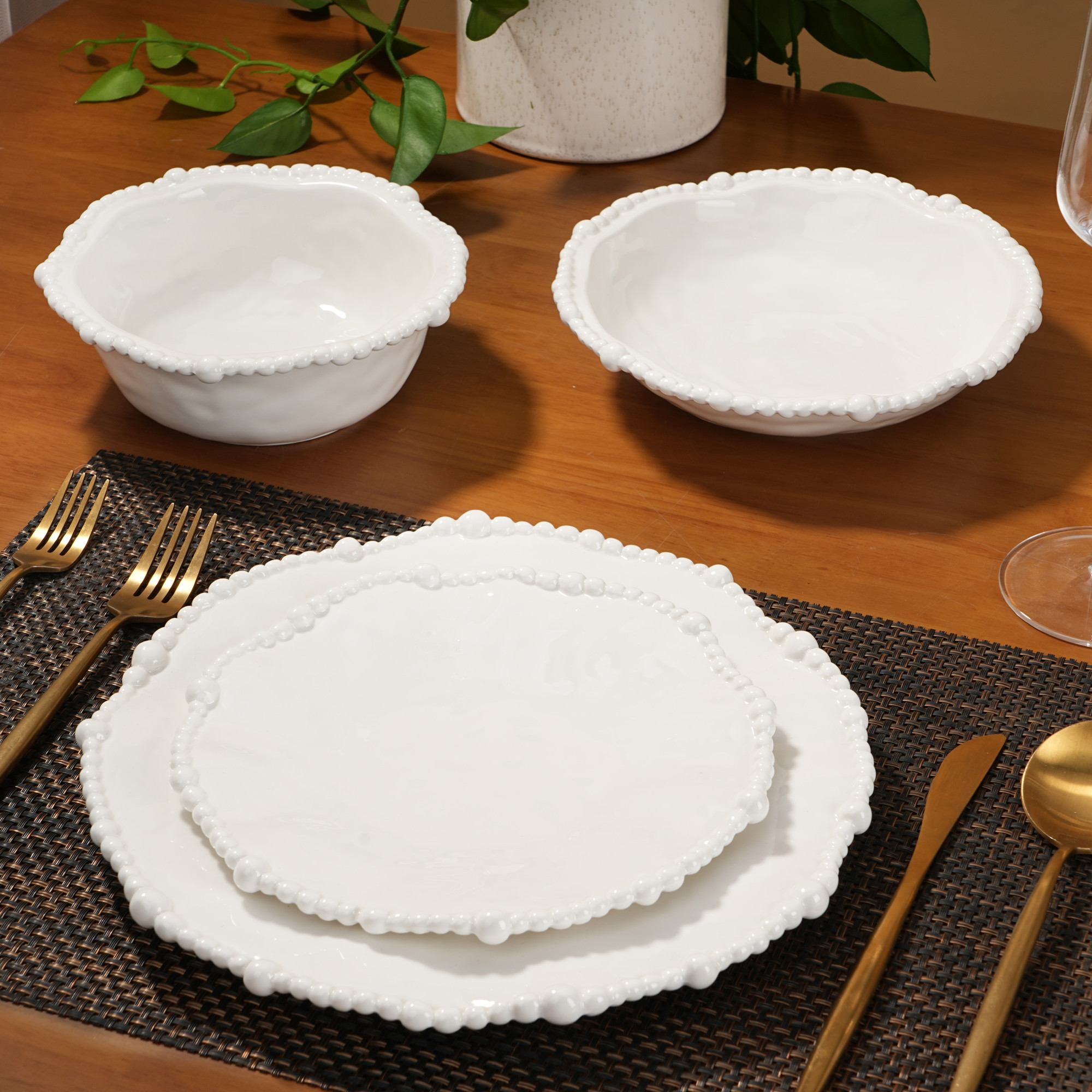 juego de vajilla de porcelana blanca con borde perlado y acabado 3D