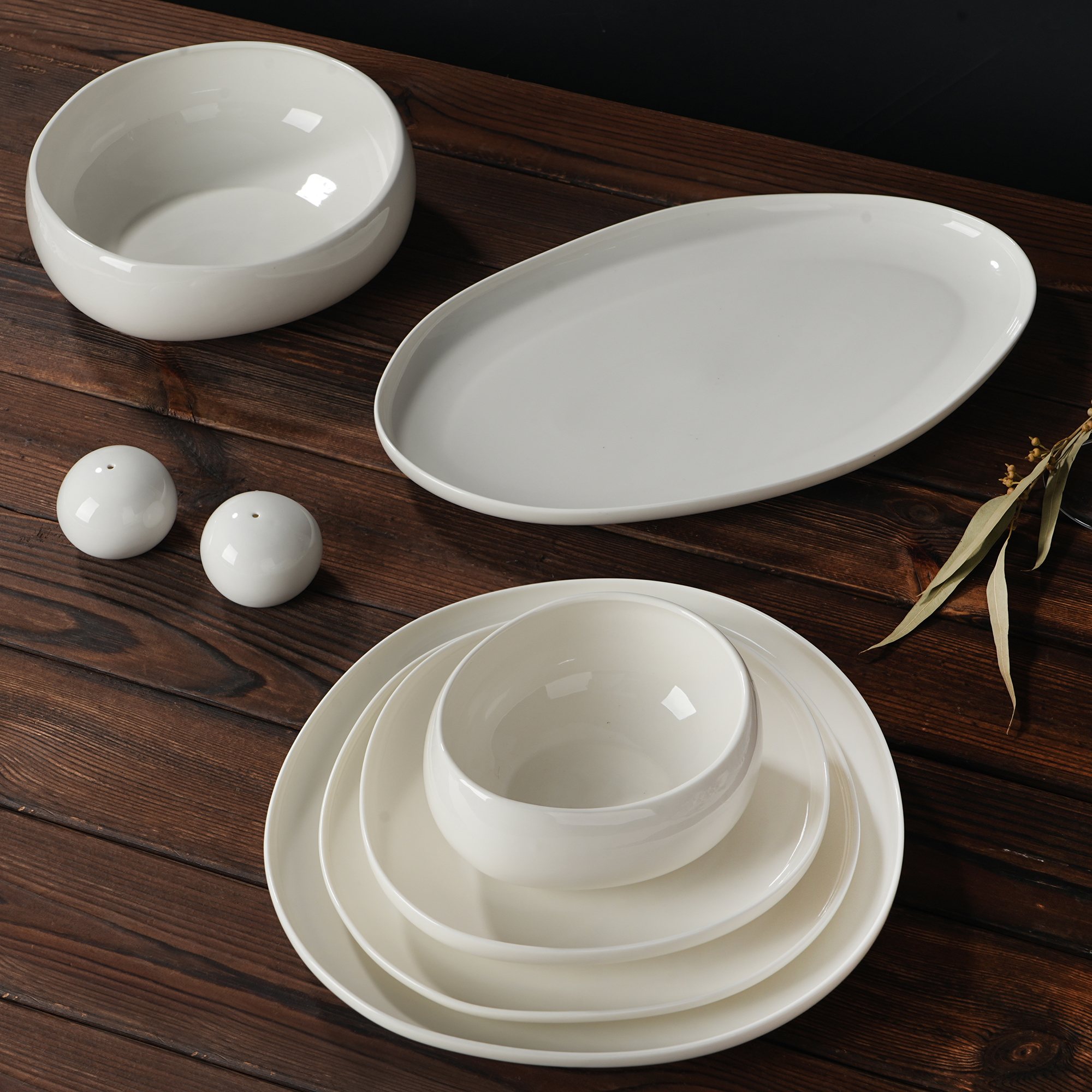 Juego de vajilla de porcelana con forma orgánica inspirada en guijarros