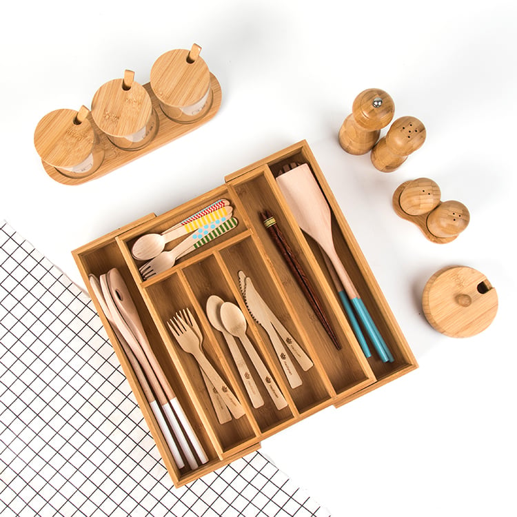 Elegantes Holztablett mit Gläsern für jedes Zuhause