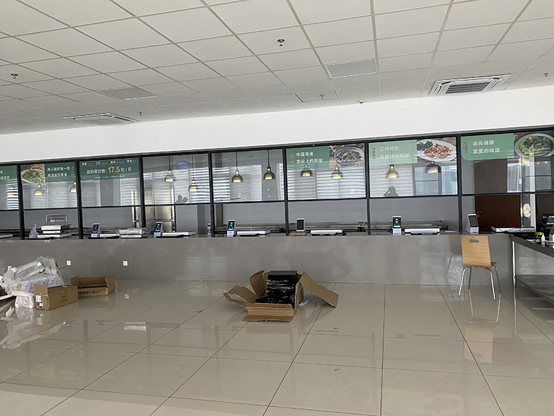 En enero de 2021, la Universidad de Chicago compró 180 tabletas publicitarias para mostrar los menús del comedor