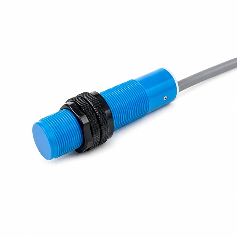 Capteur de proximité capacitif M18, détection à 5 mm, montage flush, blindé, sorties NPN/PNP, 3 fils, contact NO/NC, tension continue 10–40 V, indice de protection IP67, pour détection de matériaux sur ligne de convoyeur