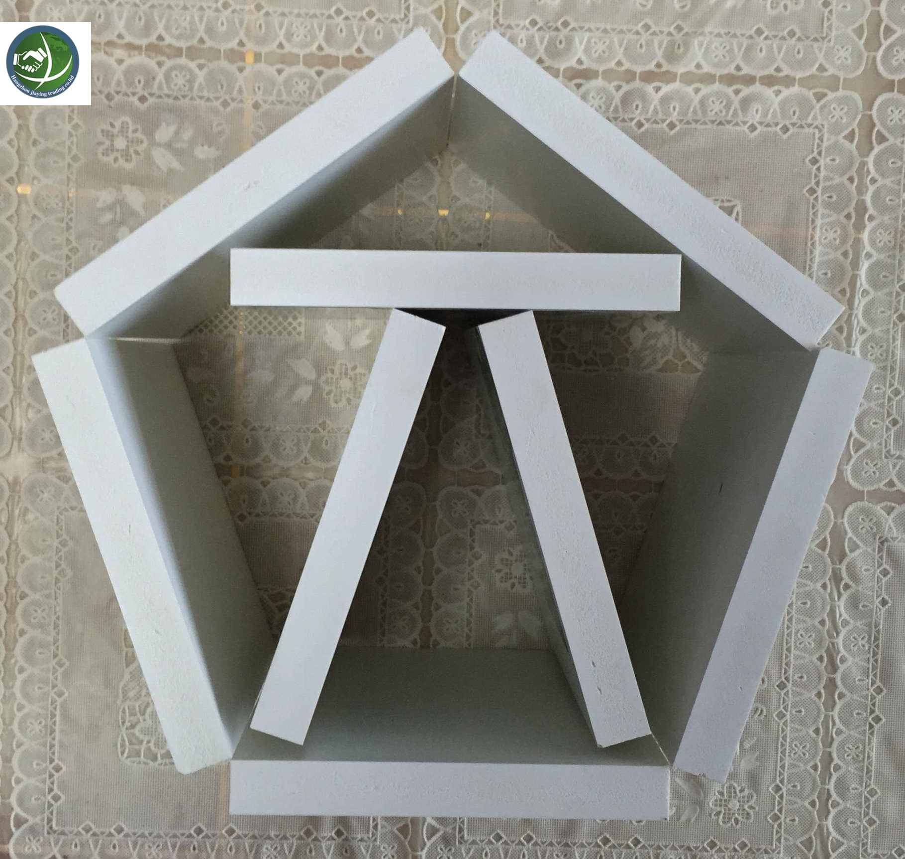 Perché le Tavole in PVC Sono una Scelta Popolare nel Design d'Interni