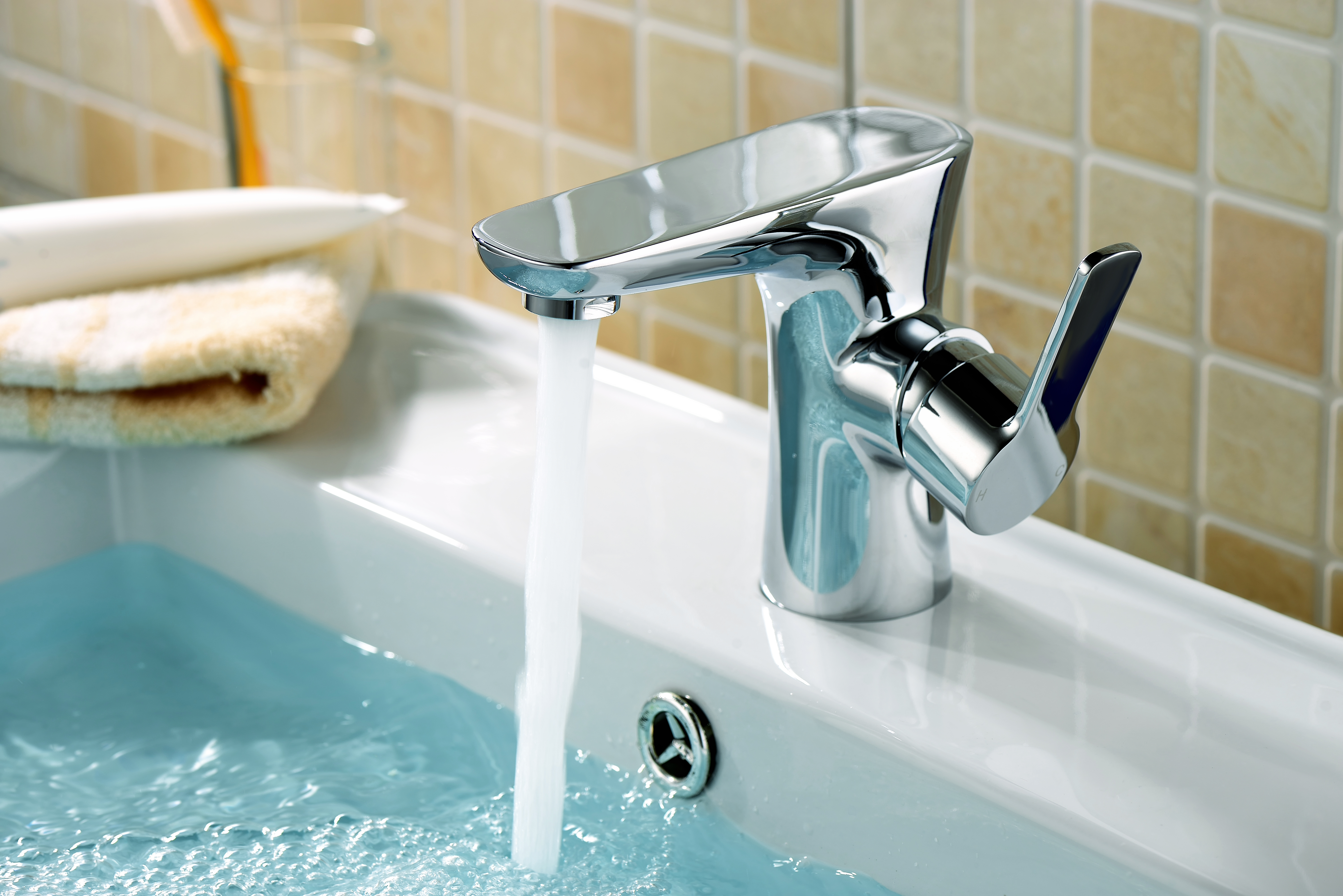 Как да изберете високопроизводителен чешма за мивка за съвременни тоалетни в летища?