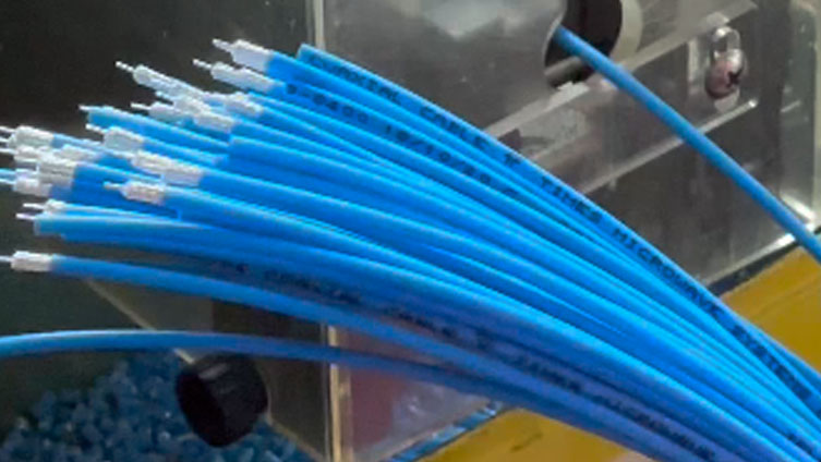 Die MCX-Stecker-Kurve ist über eine Wanddurchführung mit der N-Buchse verbunden