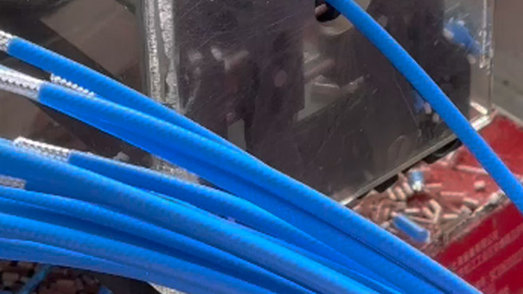 Die N-Buchse-Flanschverbindung erfolgt mit dem SMA-Stecker-Knickstück bei SS402 Wotong