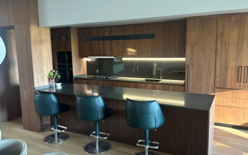 Anpassat skåpsprojekt i North Adelaide för en modern lyxapartment