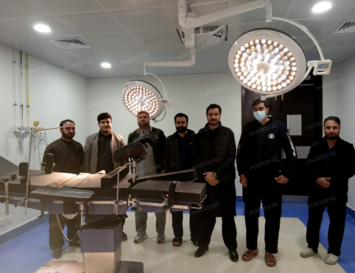 مصباح مايكير للطاقة-LED نموذج E700/700 بدون ظلال مع بطارية لمستشفى حكومي في باكستان