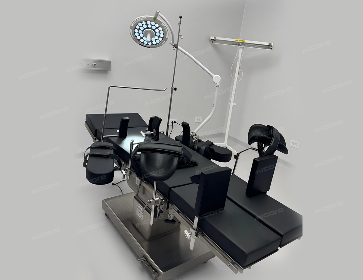 أضواء العمليات الجراحية JD1800L من شركة مايكير مع طاولة جراحية كهربائية ET300C: 3 وحدات لمستشفى في صربيا