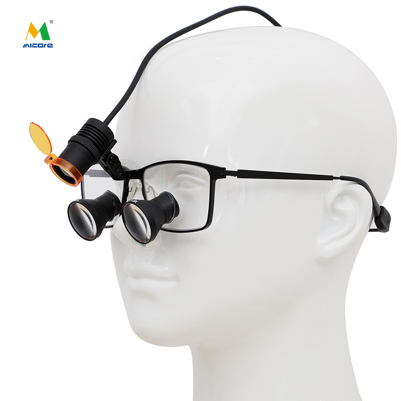 عدسات تكبير جراحية إرغونومية بتكبير ٣.٠X مع ضوء رأسي LED بقوة ١٥ واط من ماركة ME-JD2100، وعدسة تكبير عالية الدقة من نوع البريزما لجراحات الأسنان والأذن والأنف والحنجرة من ماركة Micare