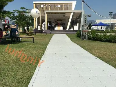 Solutions de revêtement de sol événementiel portables pour concerts, scènes et lieux de spectacle