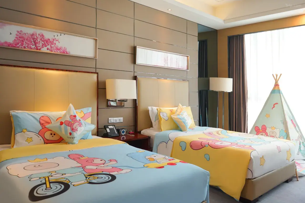 Crowne Plaza Hotels & Resorts-Original IP Crown Family Theme Parent-Child Suite