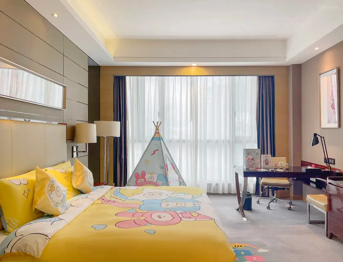 Crowne Plaza Hotels & Resorts-Original IP Crown Family Theme Parent-Child Suite