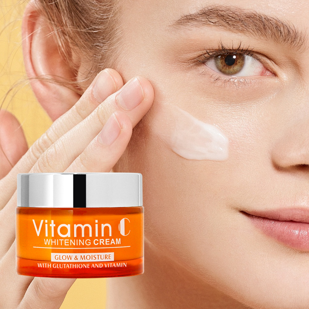 ¿Cómo funciona la crema facial iluminadora Disaar para reducir las manchas oscuras?