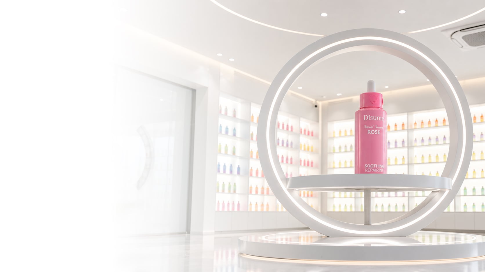 Maliwanag na showroom ng skincare na may pink na bote ng serum para sa mukha