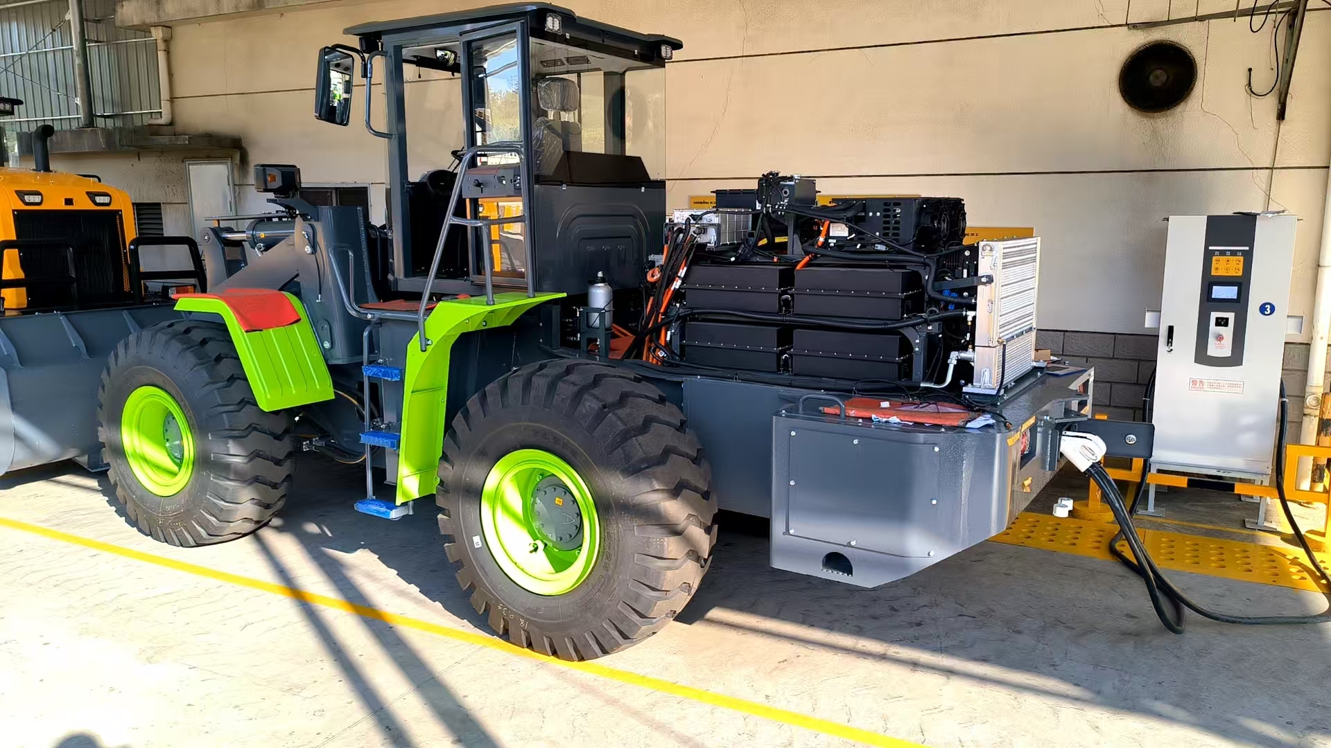 How High-Voltage Lithium Battery Systems Drive Next-Generation Electric Machinery