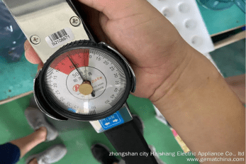 Why blender fixing plate(bottom ring) is not full tight ?