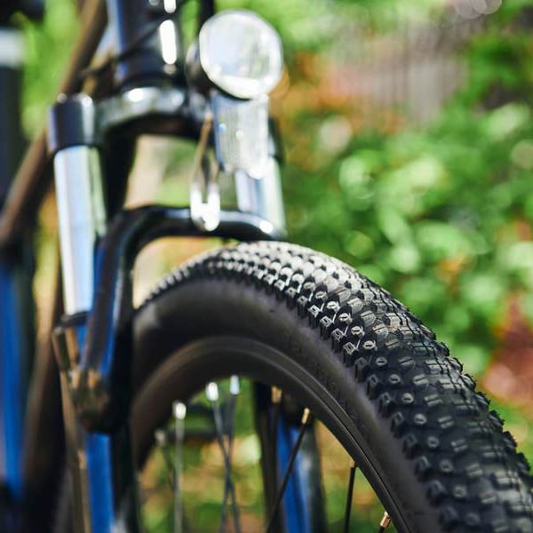 Care sunt cele mai recente tendințe în ceea ce privește geometria și componentele bicicletelor electrice de munte?