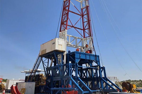 تم رفع برج منصة الحفر ZJ50J التركية بنجاح