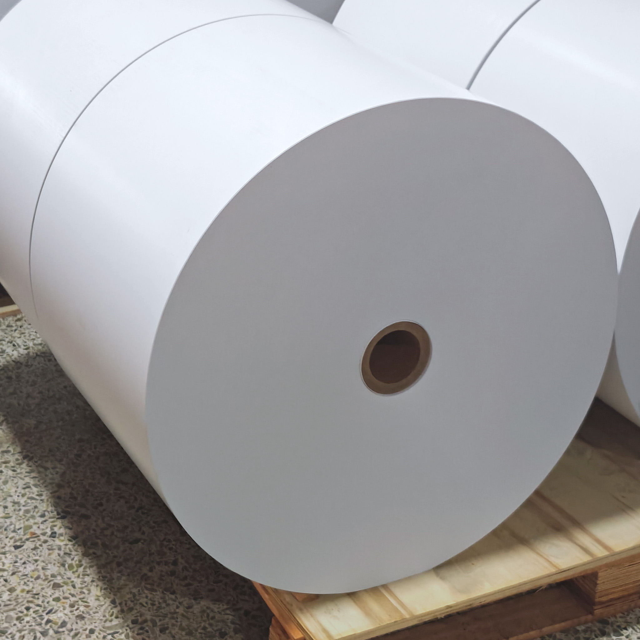 Synthetic Paper Self-Adhesive Labels Waterproof Tear-resistant Jumbo Roll for Cold Chain Logistics E-commerce