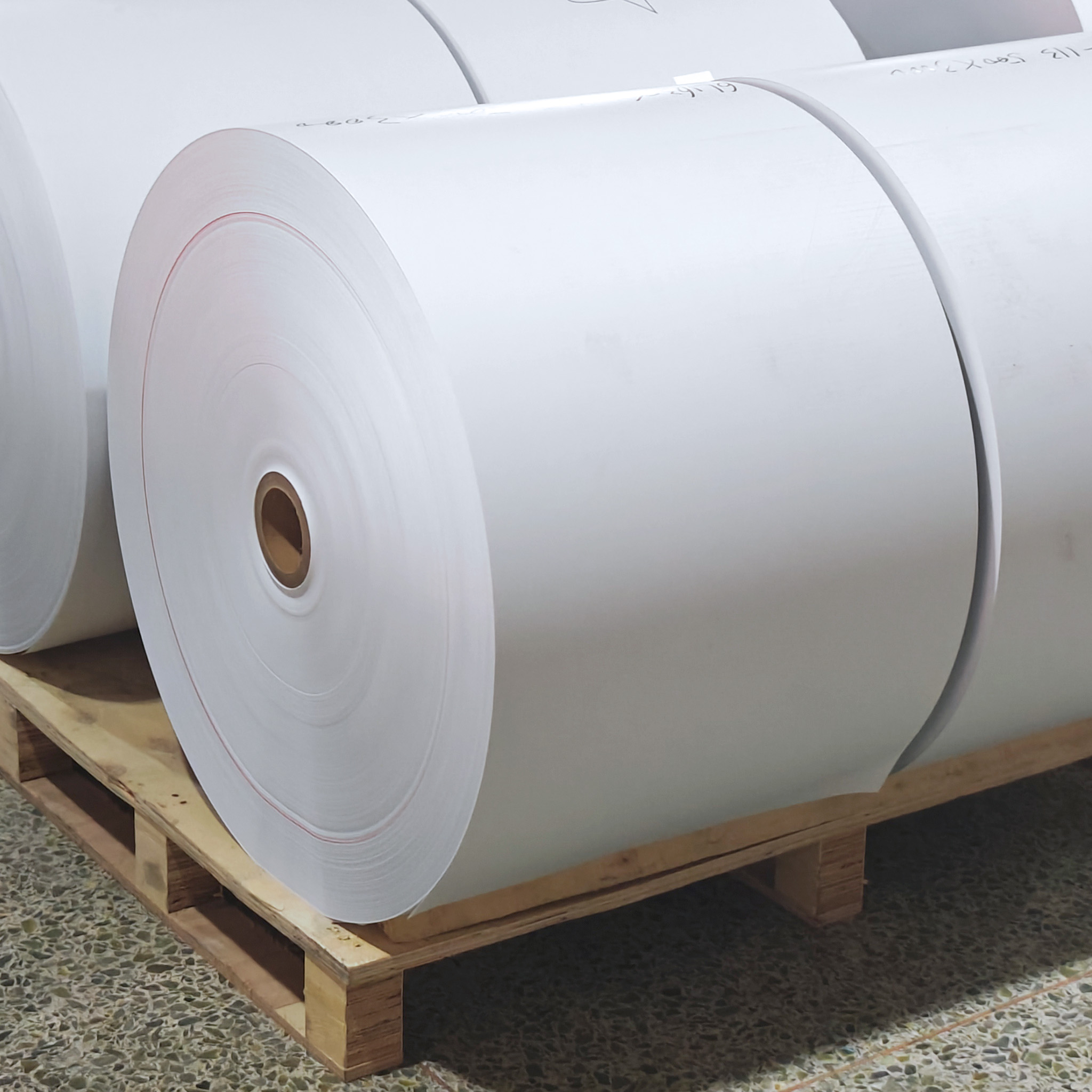 Synthetic Paper Self-Adhesive Labels Waterproof Tear-resistant Jumbo Roll for Cold Chain Logistics E-commerce