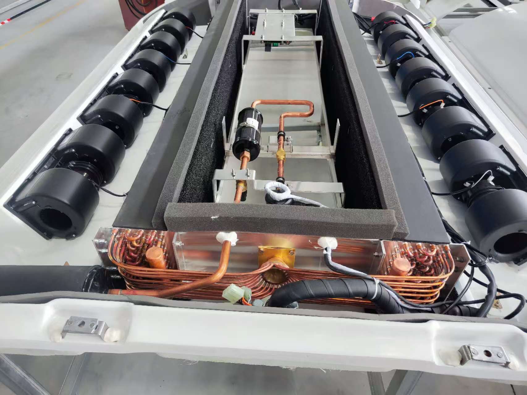 Wentylator o wysokim ciśnieniu statycznym napędza system klimatyzacji autobusów z napędem nowej energii, zapewniając skuteczną odprowadzanie ciepła